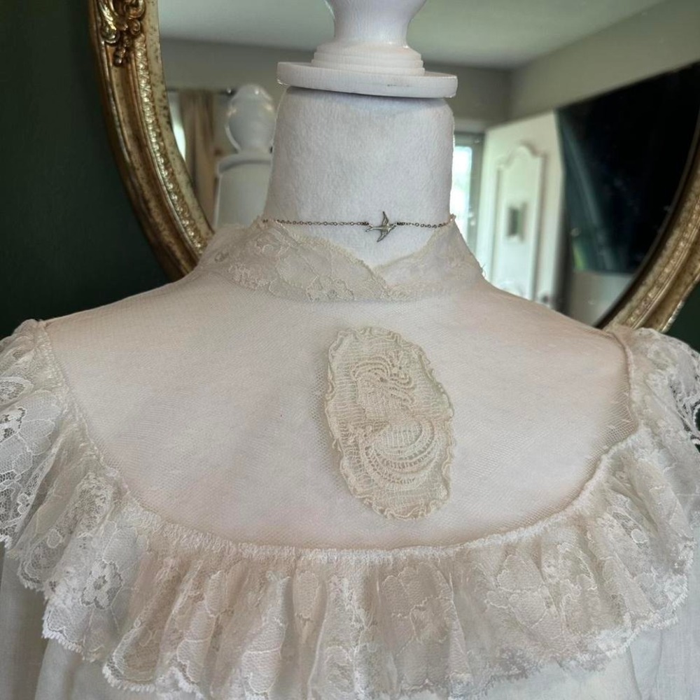 White lace blouse with embroidered face detail - Picture 5 of 8
